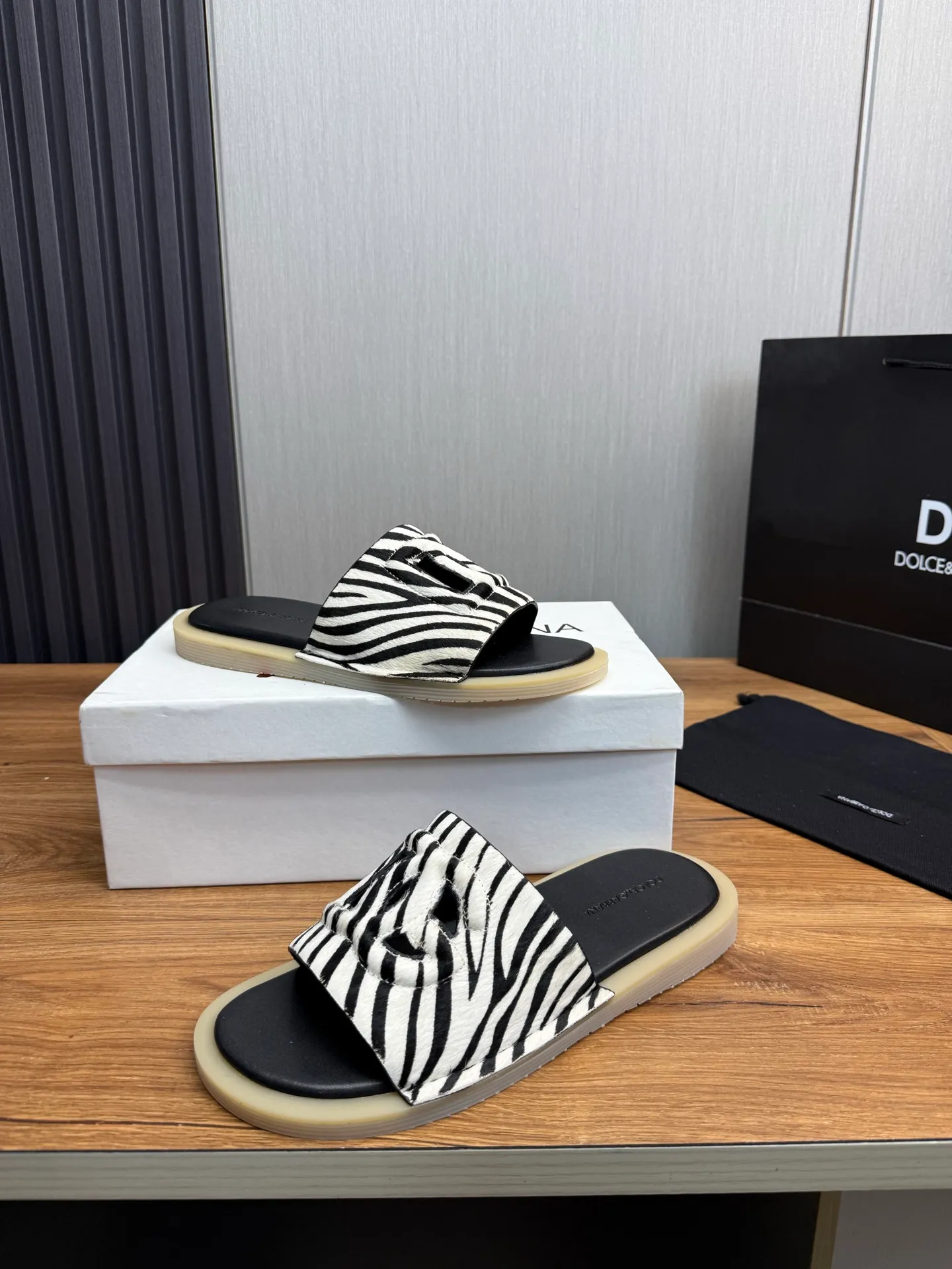 Men's men's shoes💰340💰Dolce & gabbana (DG) official website synchronized new slippers💥Fashion hot models: 1 exclusive mold opening✅Unique brand style logo upper💥Original private mold outsole✔️36-44 (45 customized, non-refundable)